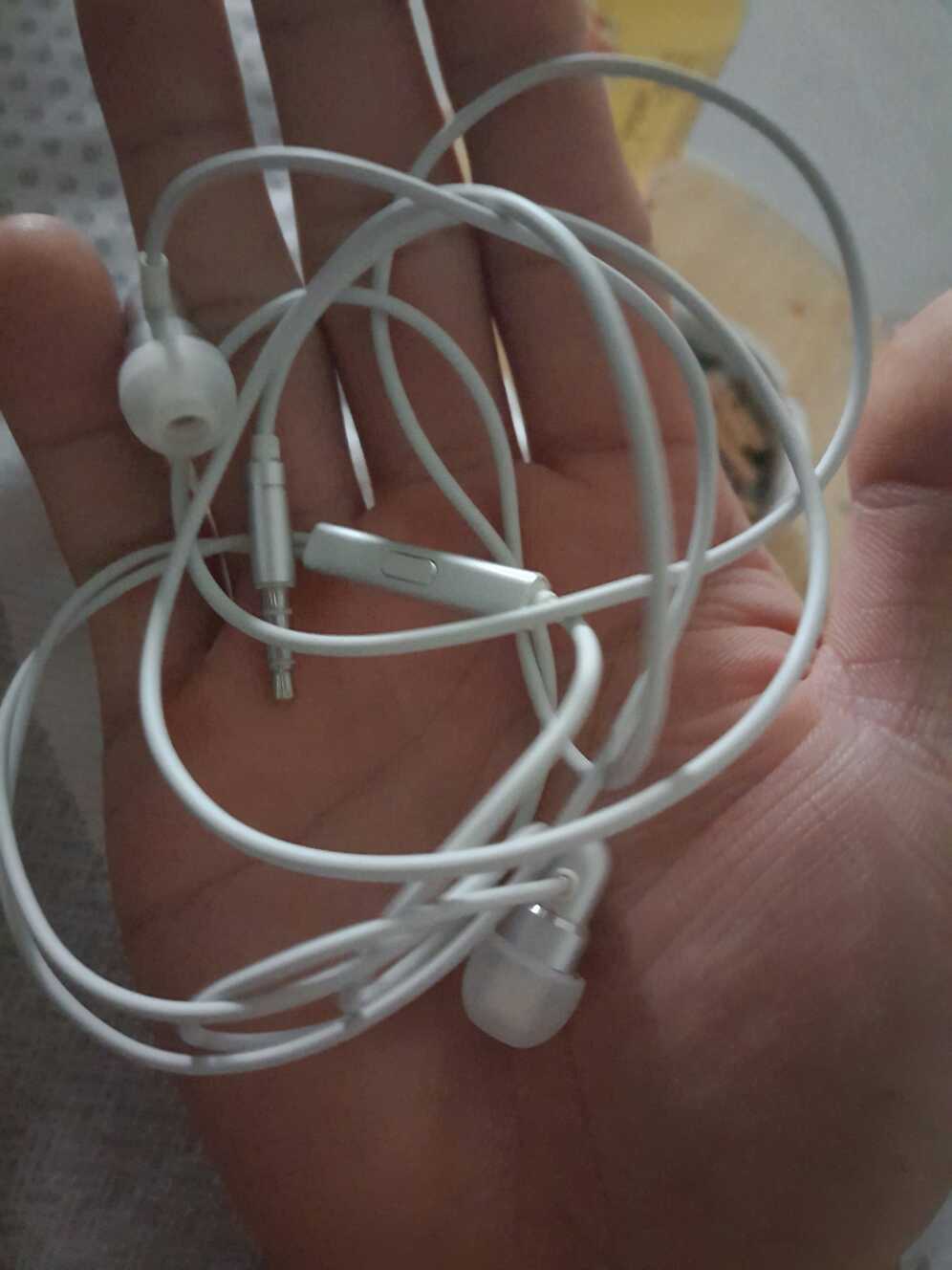 64G送的耳机现在一个声音大一个小怎么办-魅